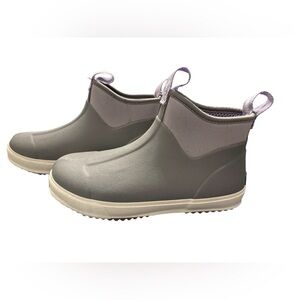 Noble Outfitters MUDD Skimmers Size 5 Youth Gray/Lavender Waterproof Never Worn